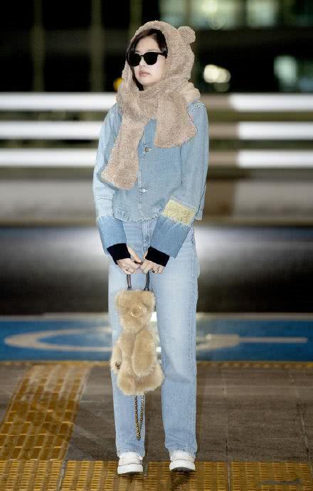 JENNIE演唱会造型全黑LOOK甜酷满分,超长双马尾太吸睛!