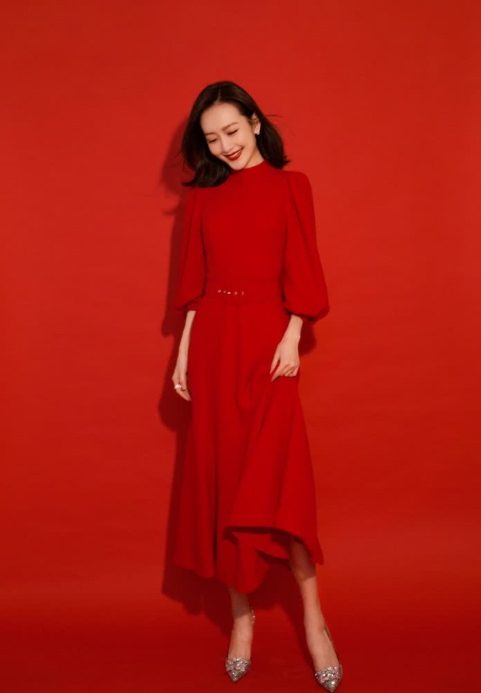 王鸥新年装太喜庆,凹红色系穿搭优雅又有气质