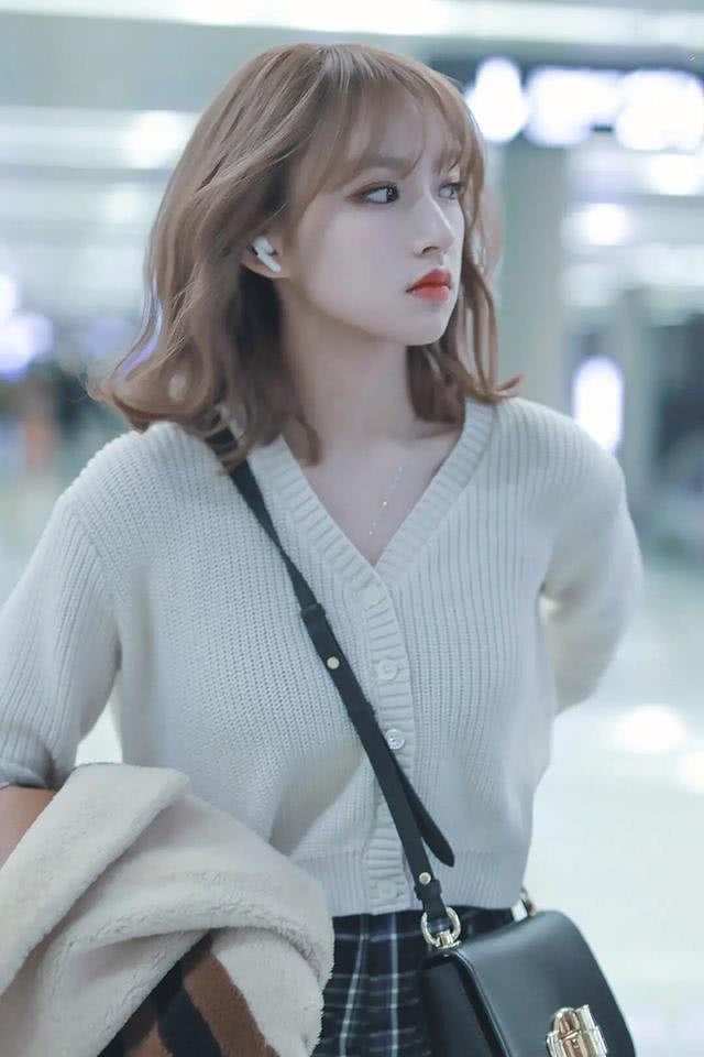 2020年流行程潇这种“温柔色”,程潇示范减龄还显白