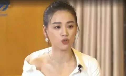 马思纯“衣衫不整”接受采访, 却跟没事人一样, 网友: 假装看不见