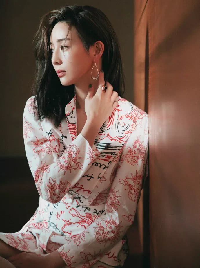 有种蹲姿叫张钧甯的“高跟蹲”，拍照摆这个姿势，也太性感了吧