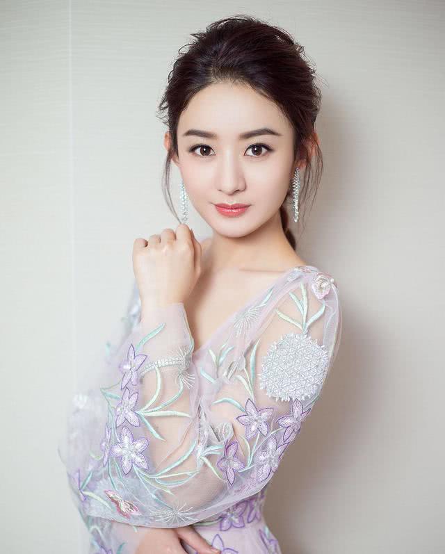 清纯时尚达人赵丽颖，别有一具风格的穿搭方法，这就叫气质非凡