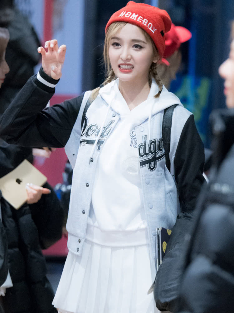 鞠婧祎和吴宣仪同戴小红帽,不是年轻就能赢,你更喜欢谁的选型!