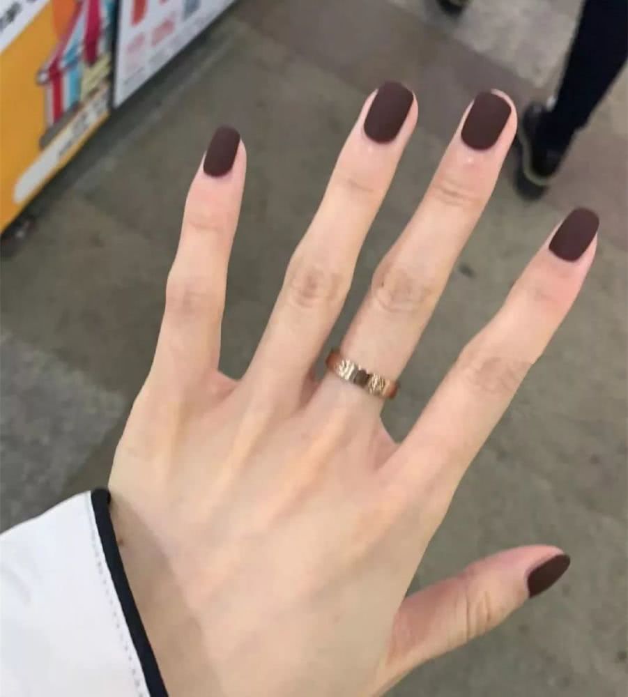 2020冬季做什么纯色美甲显白还好看？