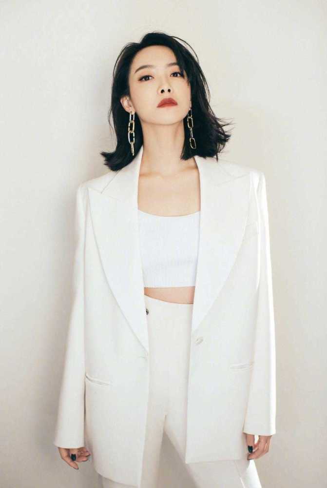 宋茜白色西装穿出了时髦干练,如今32岁美的像18岁