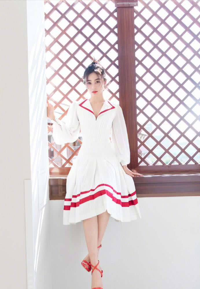 袁姗姗穿金色亮片人鱼裙勾勒完美曲线,身材未免太好了