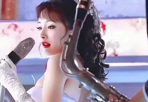 杨幂自认太瘦撑不起旗袍，被节目组要求后，“水蛇腰”A爆全场