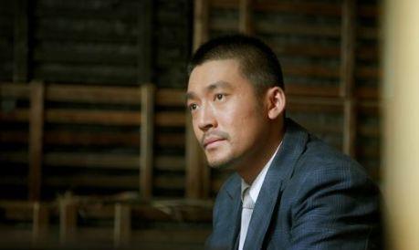 52岁江珊一家近照,小15岁老公颜值比靳东还帅,女儿长得比她还美