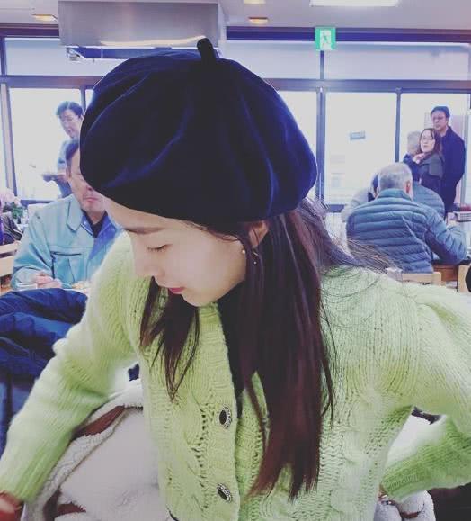 江疏影绿色毛衣搭配贝雷帽,气质温婉动人太减龄