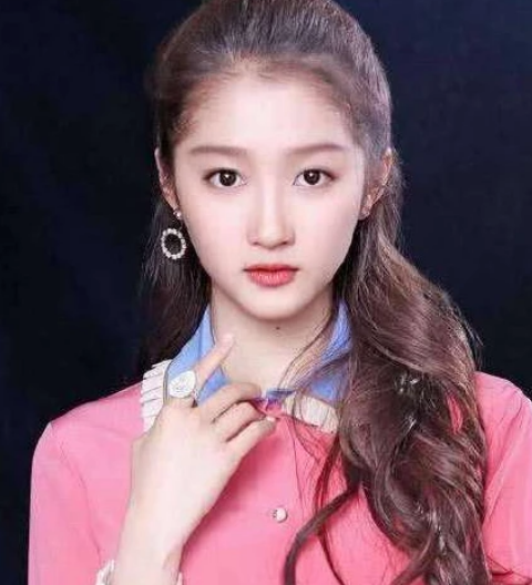 关晓彤穿破衣服扮灰姑娘,当她脱掉外衣,才知啥叫“落魄公主”