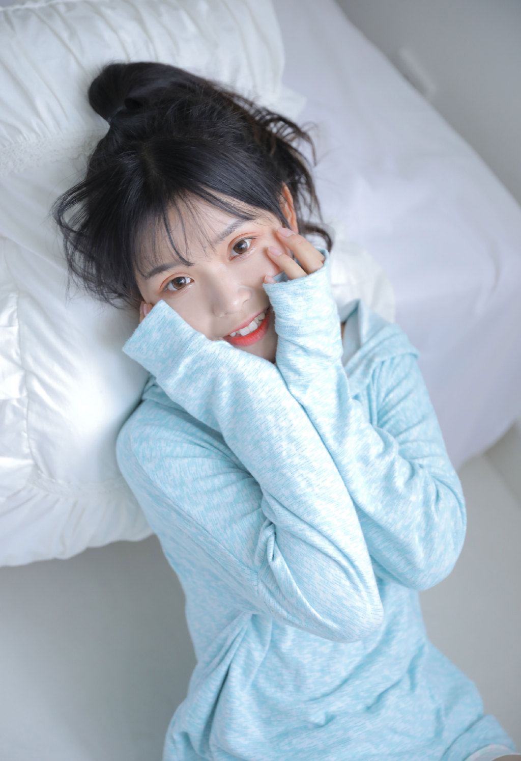 床上美女尤物性感细白长直腿美女写真