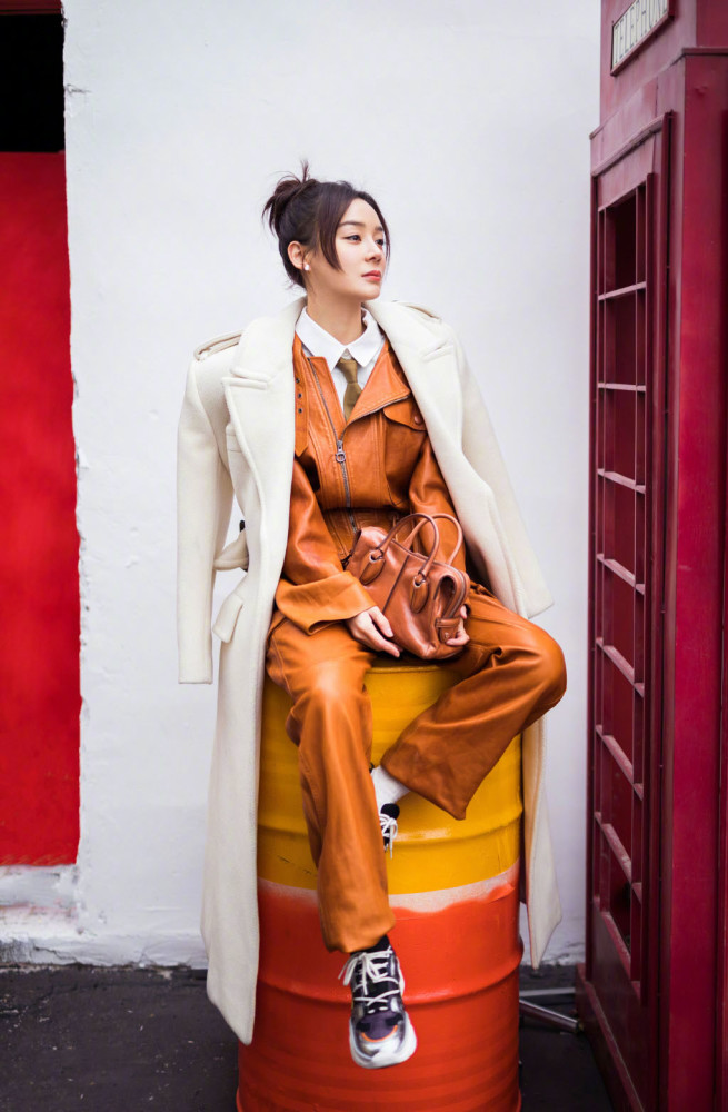 袁姗姗皮衣配大衣时尚亮相,潮范儿十足