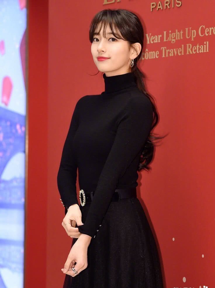 裴秀智减肥成功，一身黑造型出席活动，瘦下来的样子真好看