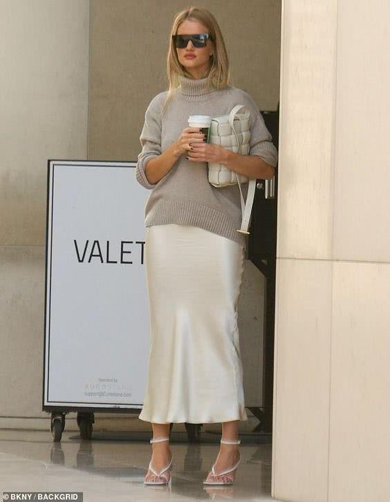 这条半身裙俘虏了多少女人的心？今年冬天有必要买一条