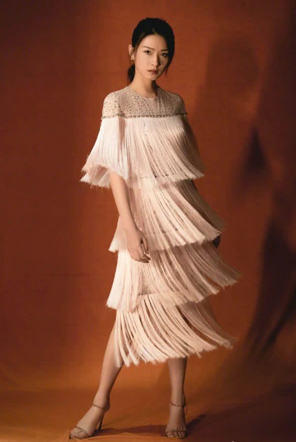 万茜挂1万根“面条”在身上，美成女神