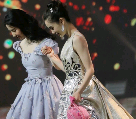 杨颖扶刘亦菲下台,肤色差成亮点,一个白到发光,一个更加自然