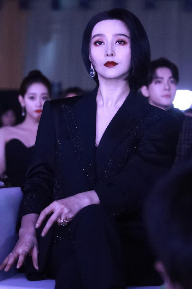 范冰冰为了复出真的很拼,除了衣着夸张外,你会发现哪里都有她