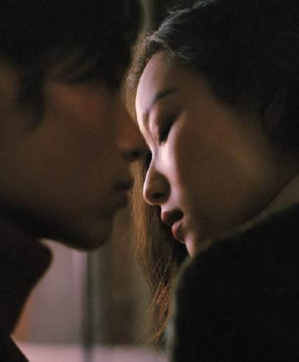 倪妮又拍时尚大片，似冰似火表现绝佳，不愧是“行走的女生拍照指南”