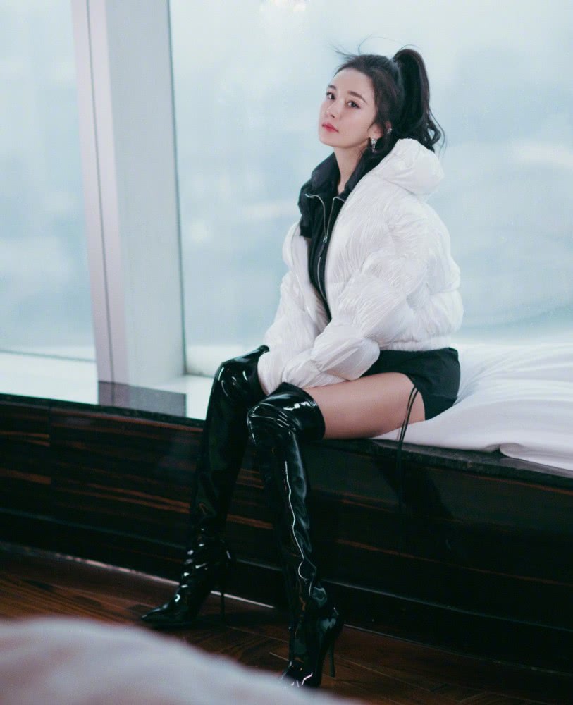 杨幂秀“漫画腿”,穿7分牛仔裤配小白鞋同框马伊琍不输气场