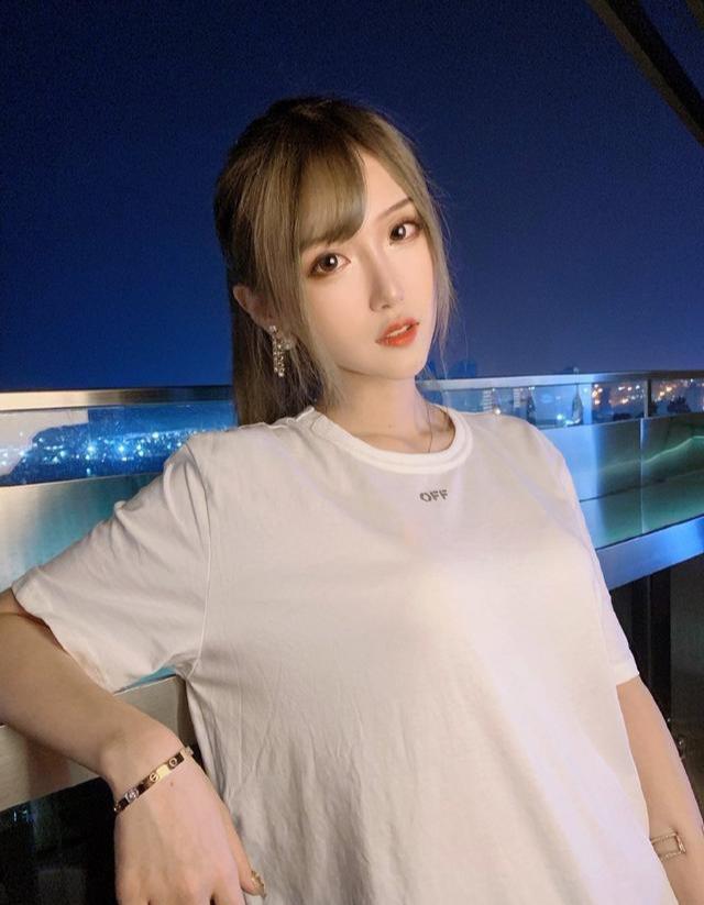 腐团儿再次分享旧照，面瘫脸已消失不见，大长腿实力抢镜