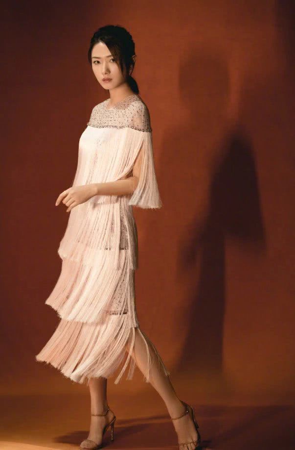 万茜挂1万根“面条”在身上，美成女神