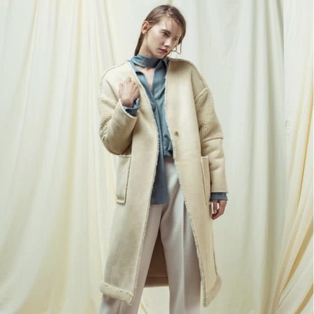 羽绒服不再受欢迎，今年外套界流行的“小霸王”，时髦精张钧甯都穿