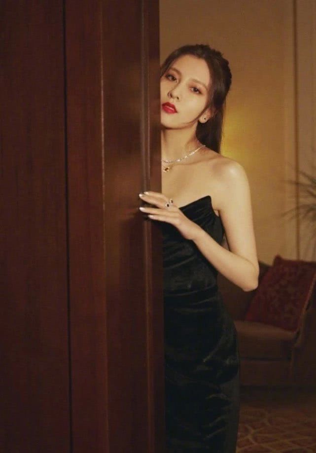 宋妍霏穿无肩带长裙抬手后,腋窝成直男们的最爱