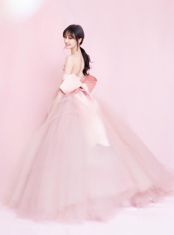 郑爽解锁新造型，小仙女摇身一变暗黑少女，百变风格美出新高度