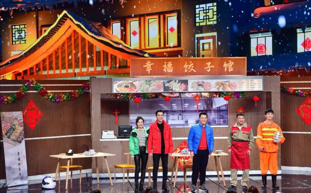 40岁秦岚一身荧光绿冲锋衣搭皮裤上春晚,甜美帅气又时髦