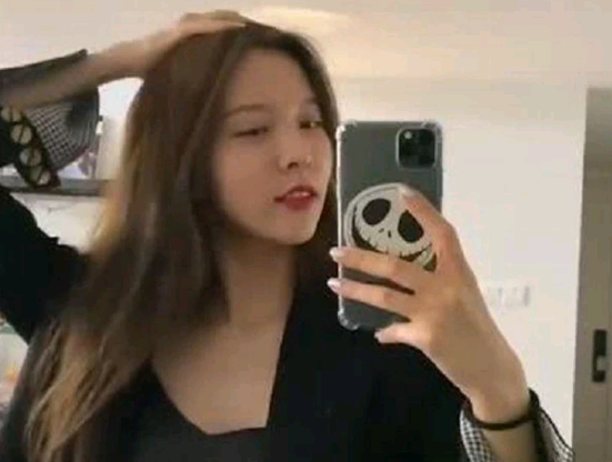 宋妍霏在家玩自拍,直接暴露了真实身材,张一山能hold住吗?