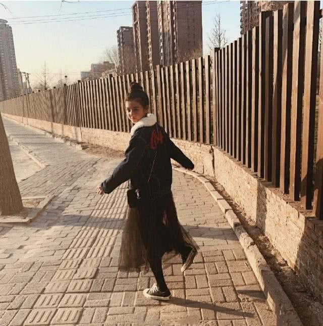 羽绒服不再受欢迎，今年外套界流行的“小霸王”，时髦精张钧甯都穿