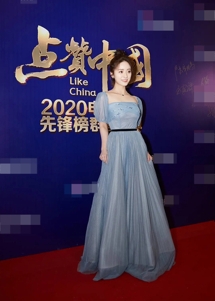 沈月瘦身后新造型穿雾霾蓝纱裙优雅高级,精修图美到认不出