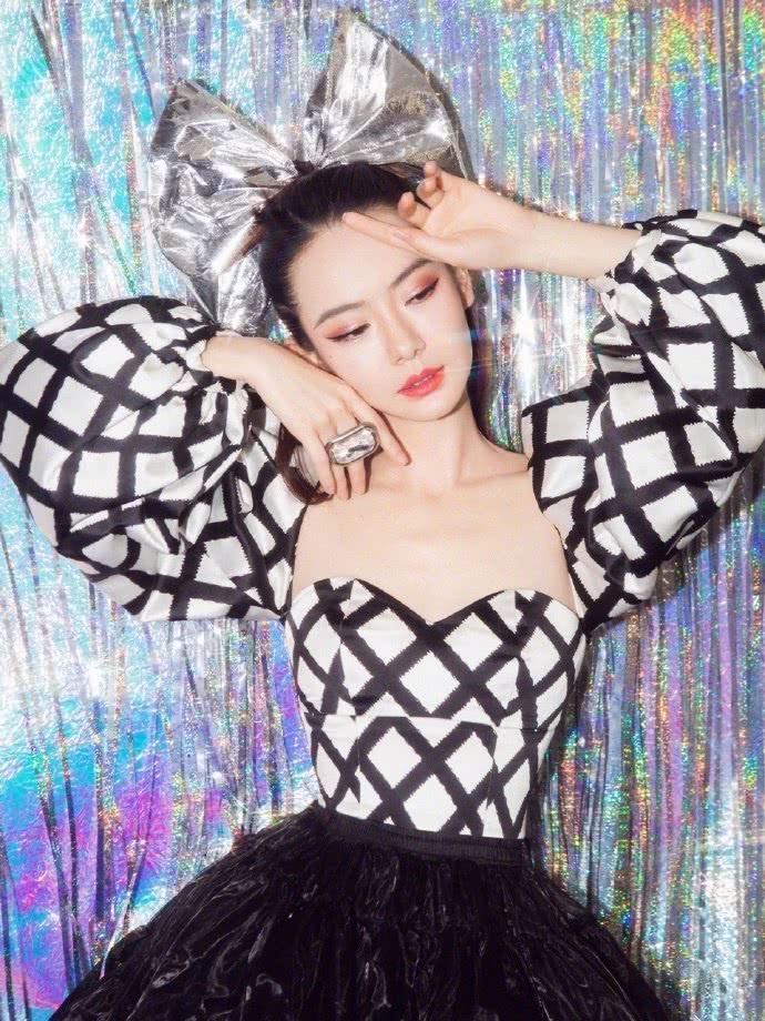 戚薇用鞋套做头饰,还美得炸裂,未来科技感十足