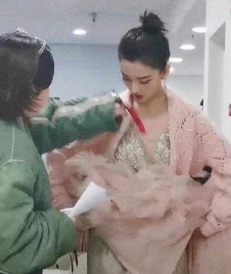 宋祖儿后台被抓拍，看清她做的行为，网友：真当自己没男粉了？