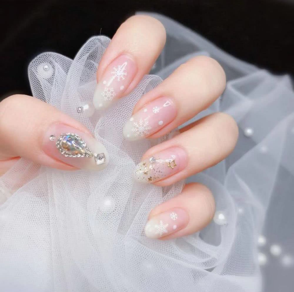最适合今年冬季做的雪花美甲,你不想试试吗?