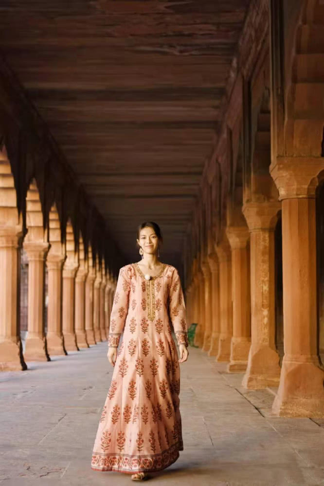 钟楚曦涂“中毒”口红配夸张耳环，肱二头肌好明显