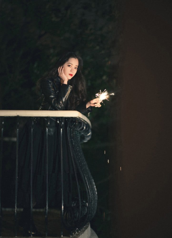 欧阳娜娜黑裙皮衣造型亮相活动，大红唇港风十足