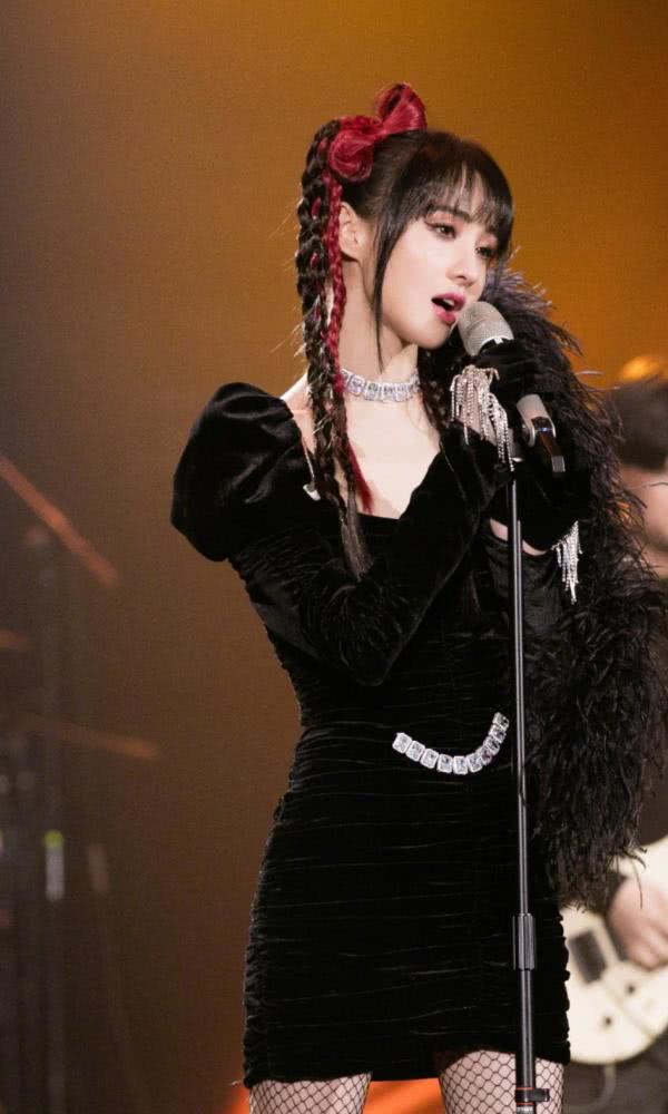 郑爽解锁新造型，小仙女摇身一变暗黑少女，百变风格美出新高度