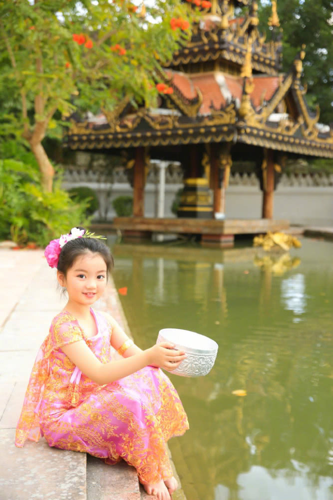 阿拉蕾长大了!穿“民族裙”跳舞有模有样,年纪小却是公认时尚咖