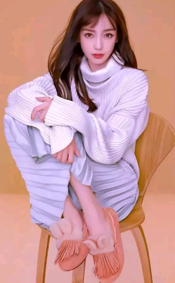 杨颖身材有多娇小?全身蜷在一张凳子上,没几个人能做到