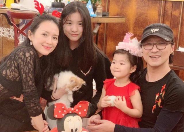 40岁章子怡更博晒图,官宣元旦平安生子喜讯,产房抱宝宝亮相