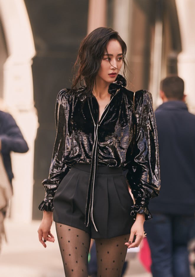 张钧甯晒外国街拍照，双腿穿袜撑出带点，这是对裤袜最大的尊重