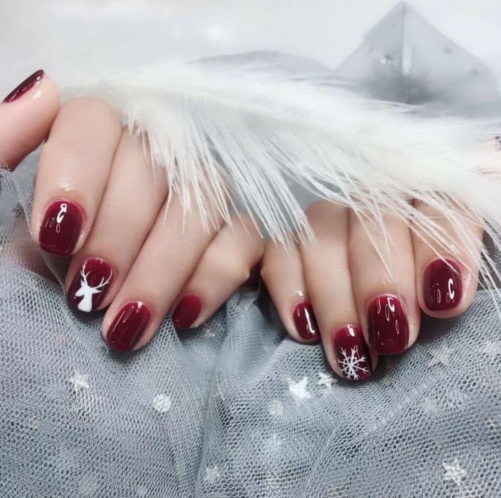 最适合今年冬季做的雪花美甲，你不想试试吗？