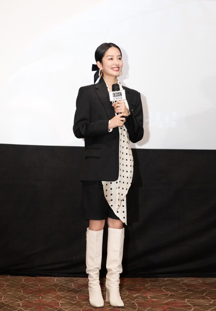 杨采钰穿露肩轻纱裙扎俩麻花辫，减龄似少女