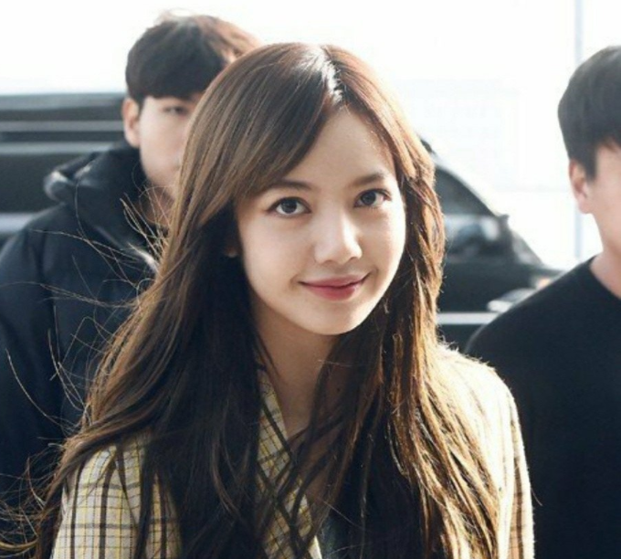 LISA为何总是有刘海？看到她空荡荡的额头照，意外撞脸了程潇