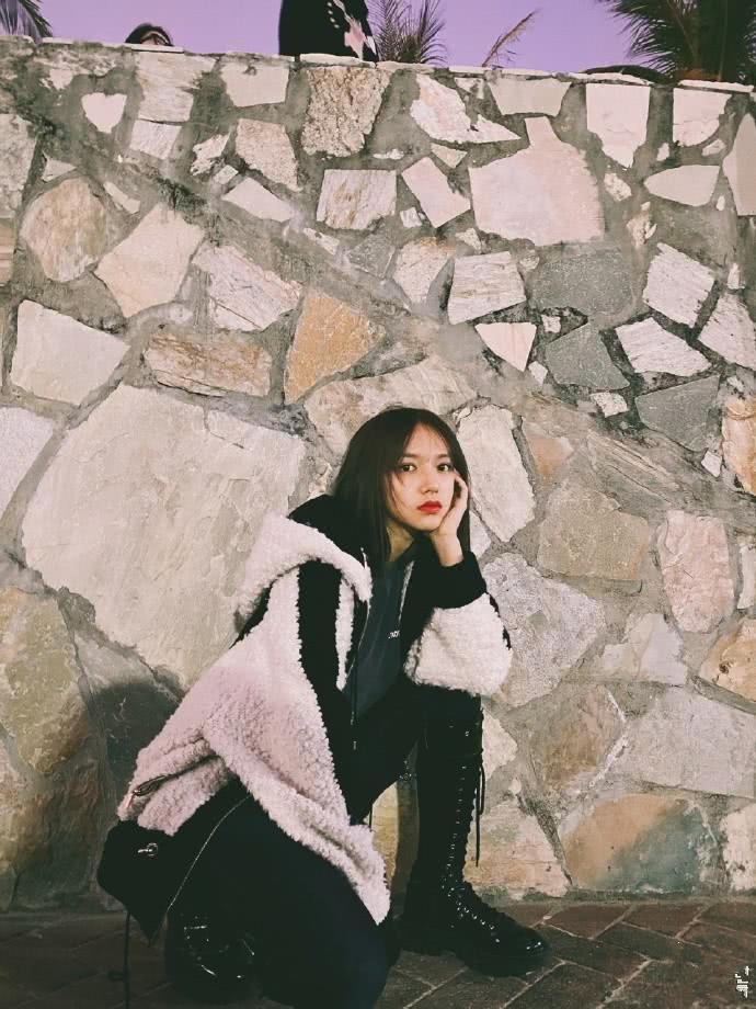 程潇穿黑色吊带裙,与海涛模仿史密斯夫妇,神还原惊艳全场