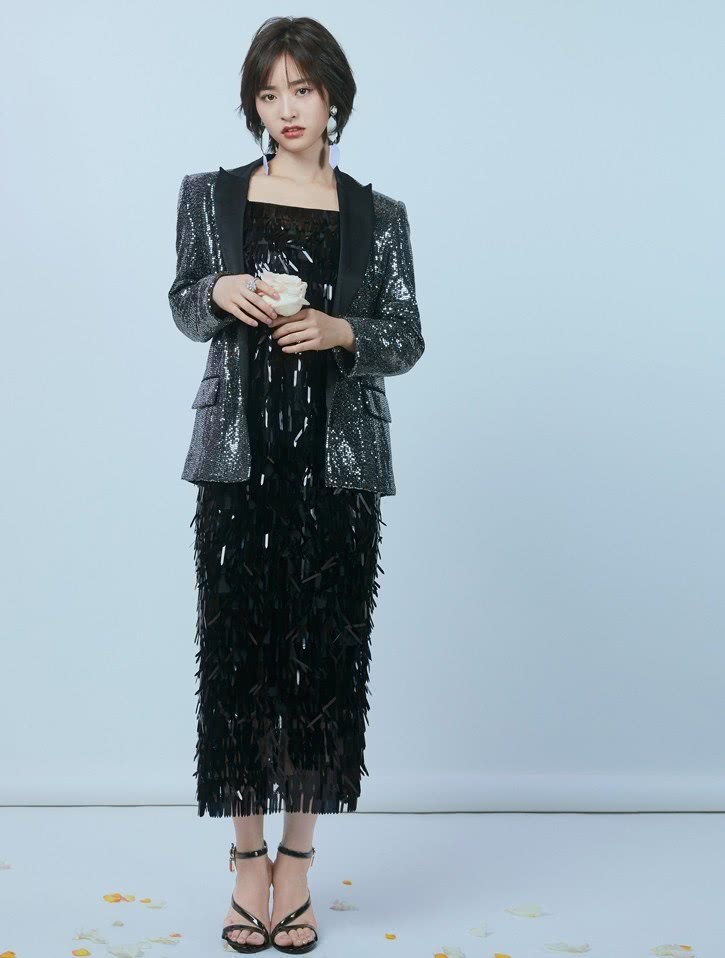 沈月穿短袖马甲配牛仔裤,戴白色发箍复古范十足