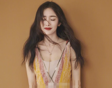 杨幂自认太瘦撑不起旗袍,被节目组要求后,“水蛇腰”A爆全场