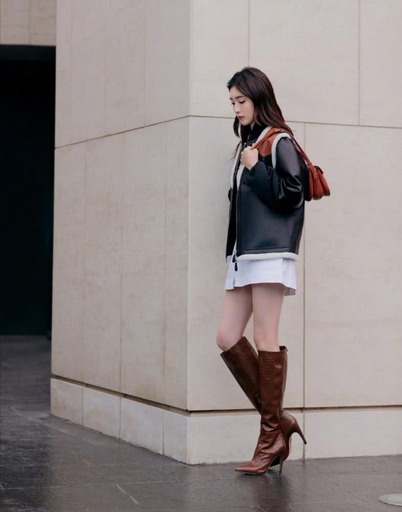 江疏影黑色皮夹克搭配A字裙，身材极品时尚感满分