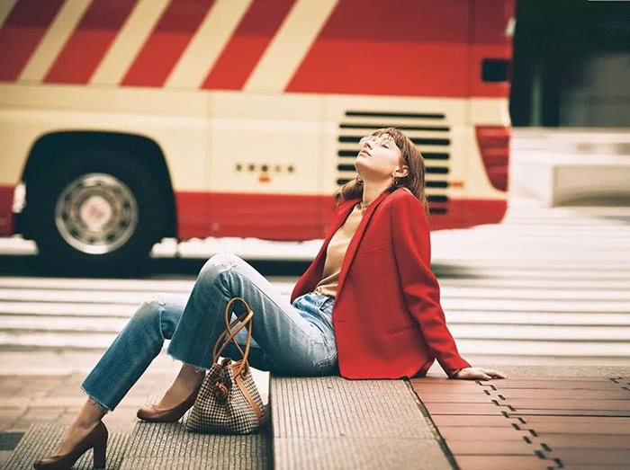 新年怎能不穿红?推荐这3款“红火”单品,显白显气质还减龄